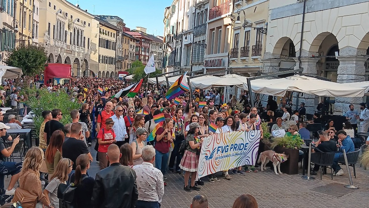 Udine, il Pride riporta in centro oltre 2.500 persone: il corteo rilancia il tema dei diritti - 