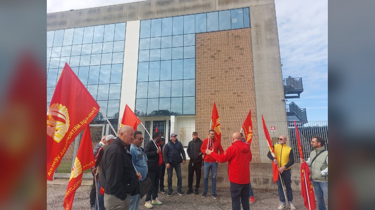 Marghera, alta adesione allo stop alla Berengo: il premio aziendale divide impresa e dipendenti - 