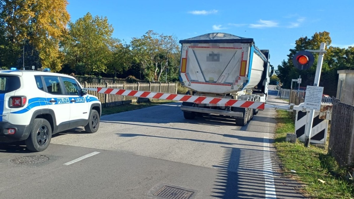 Aviano, mezzo pesante fermo al passaggio a livello: evitato l’impatto con un treno - 