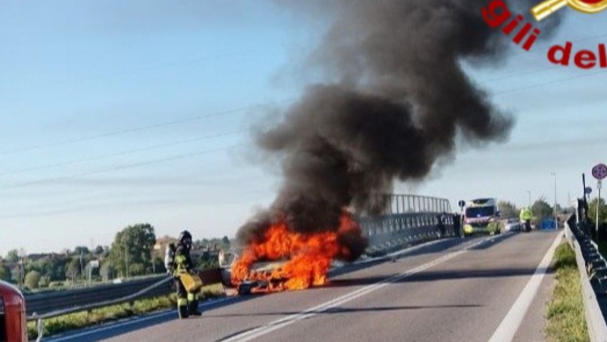 Raccordo tra Fiume Veneto e Cimpello, vettura distrutta da un incendio: traffico fermato per consentire l’intervento - 