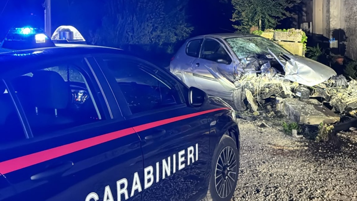 Oderzo, auto finisce contro il cancello di un’abitazione: due giovani portati in ospedale - 