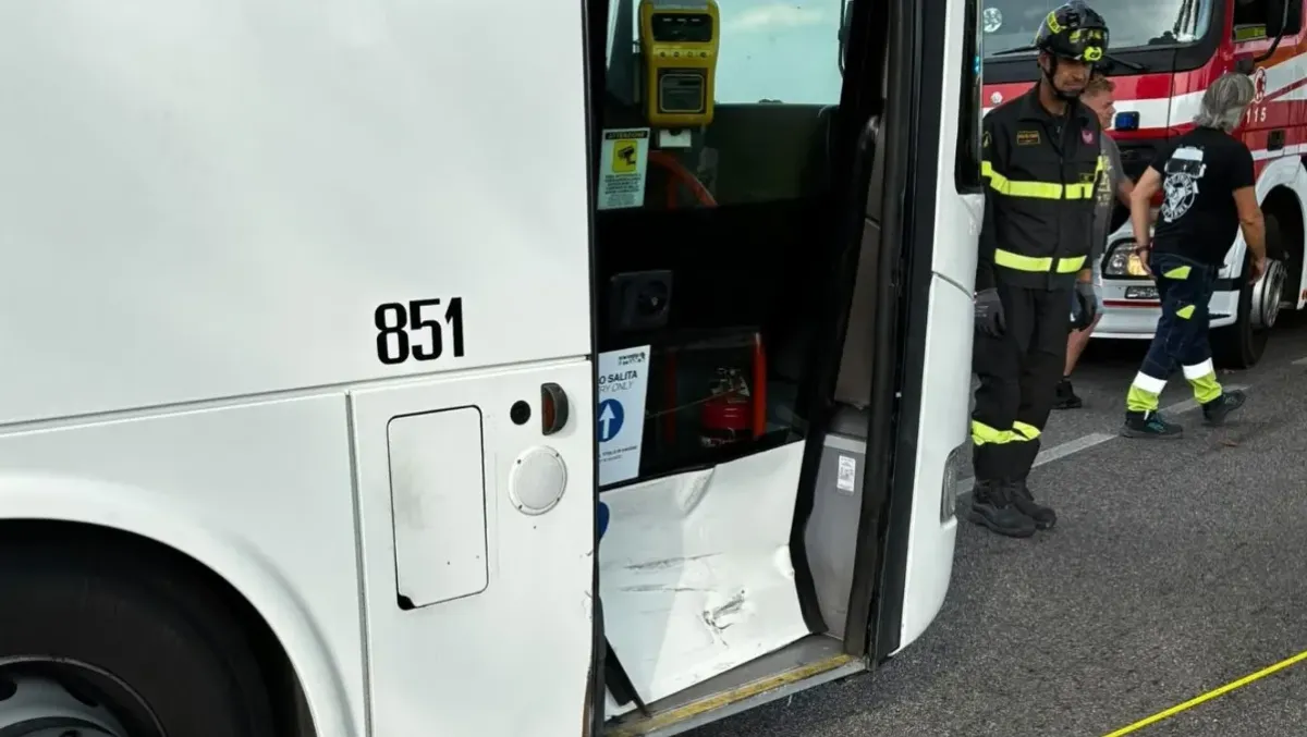 Bus scolastico urtato da un suv a Chiesanuova: nessun ferito tra i ragazzi, contusa la conducente - Le immagini dei soccorsi sul posto