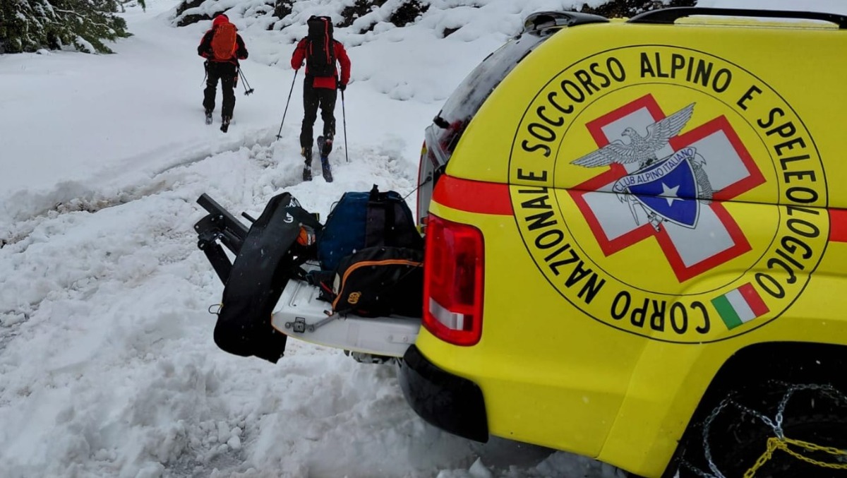Neve sulla pista verso Casera Malins, motociclista bloccato sopra Prato Carnico - 