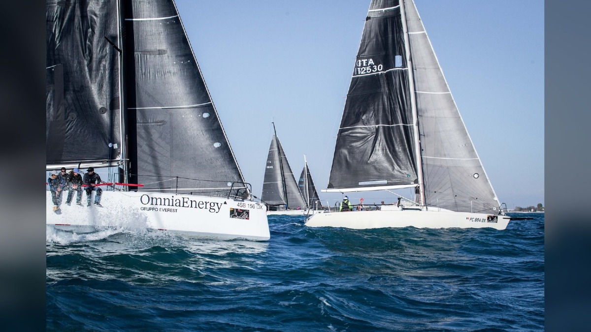 Caorle, La Cinquanta riparte con vento teso: regata in mare tra bora e onda lunga - 