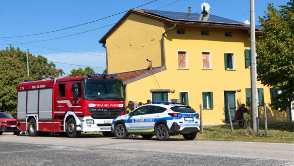 Porcia, cade mentre lavora sul tetto di casa del figlio: morto un uomo di 61 anni - 