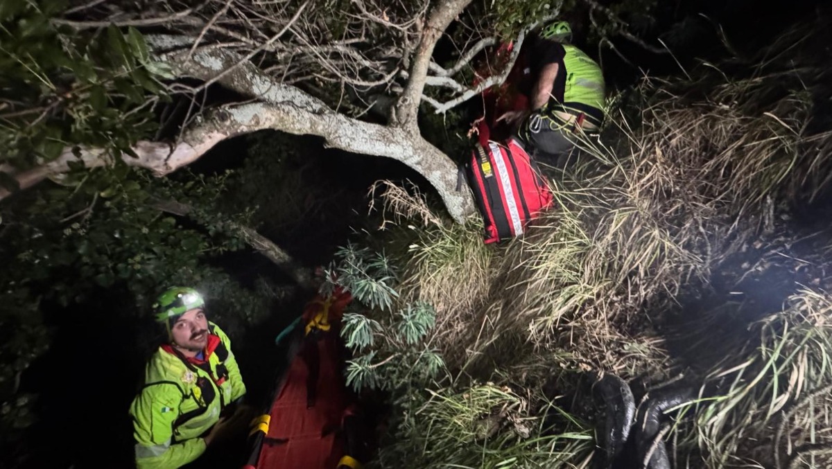 Recupero complesso sulla Napoleonica: giovane ferita dopo una caduta tra le rocce - 