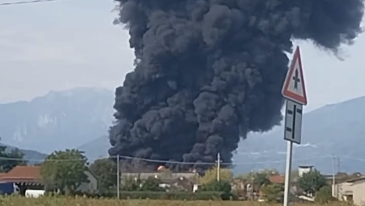Malo, rogo nello stabilimento Deroma: boati dal capannone e nube nera sopra l’area industriale - 