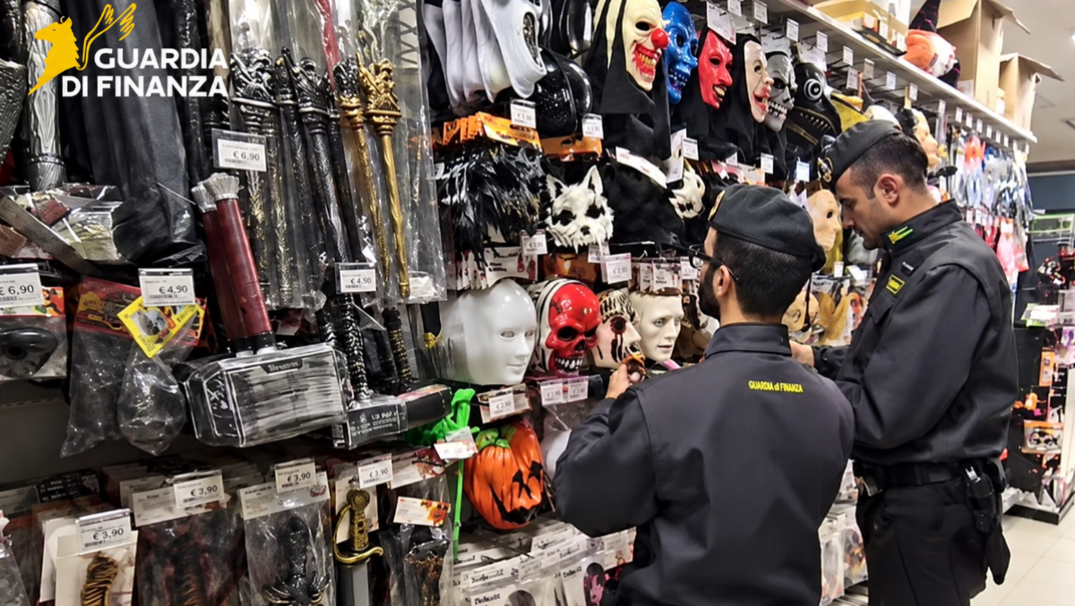 Controlli nei negozi del Padovano prima di Halloween: ritirati 17mila articoli, tra questi anche cosmetici scaduti