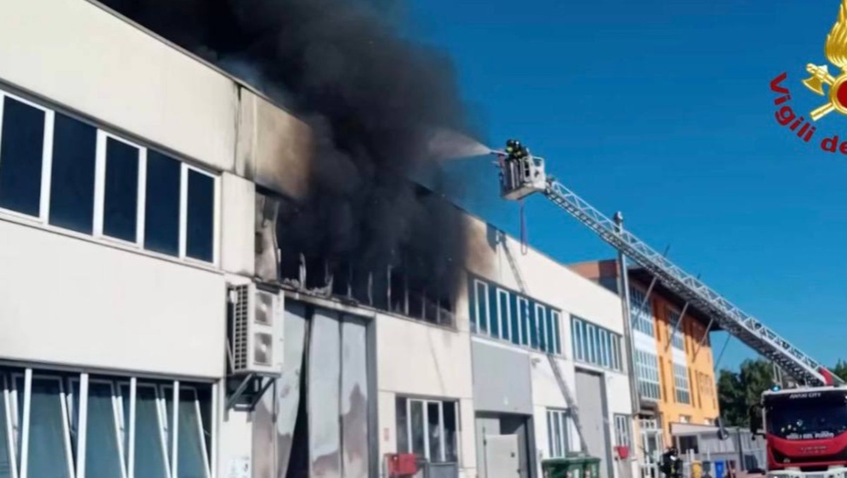 Fiamme in un deposito di scarpe a Silea, mobilitati rinforzi anche da Venezia - 