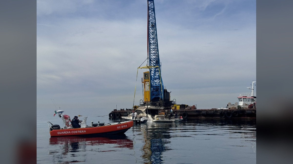 Muggia, al cantiere Segnavento la barca affondata nel Golfo: concluso il recupero della DIWA II - 