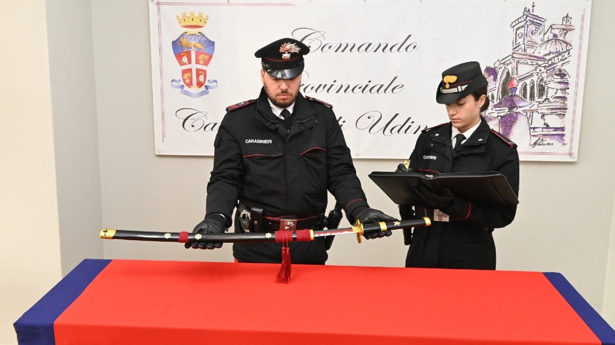 Controllo notturno a Campoformido, in bici con una katana sulla schiena: denunciato un 30enne