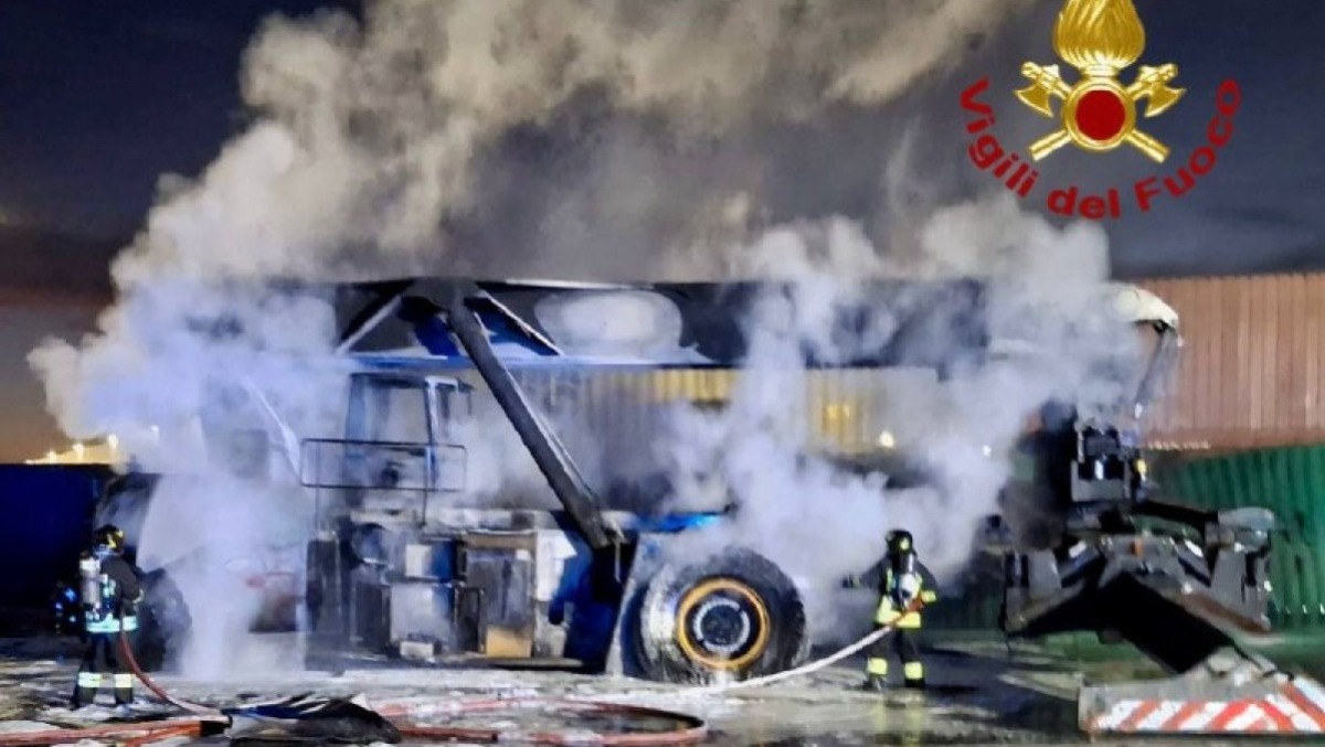 Padova, incendio nell’area Interporto: in fiamme un mezzo per la movimentazione dei container - 