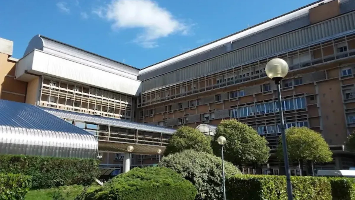 Bimbo cade dal secondo piano, il padre si lancia e lo protegge: salvo nel Pordenonese - L'ospedale Santa Maria degli Angeli