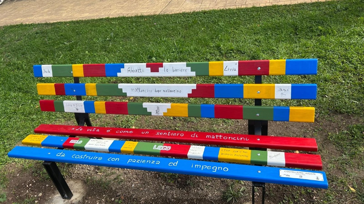 Una panchina davanti alla Nievo per parlare di inclusione: il nuovo segno lasciato dagli studenti a Ponte di Piave - 