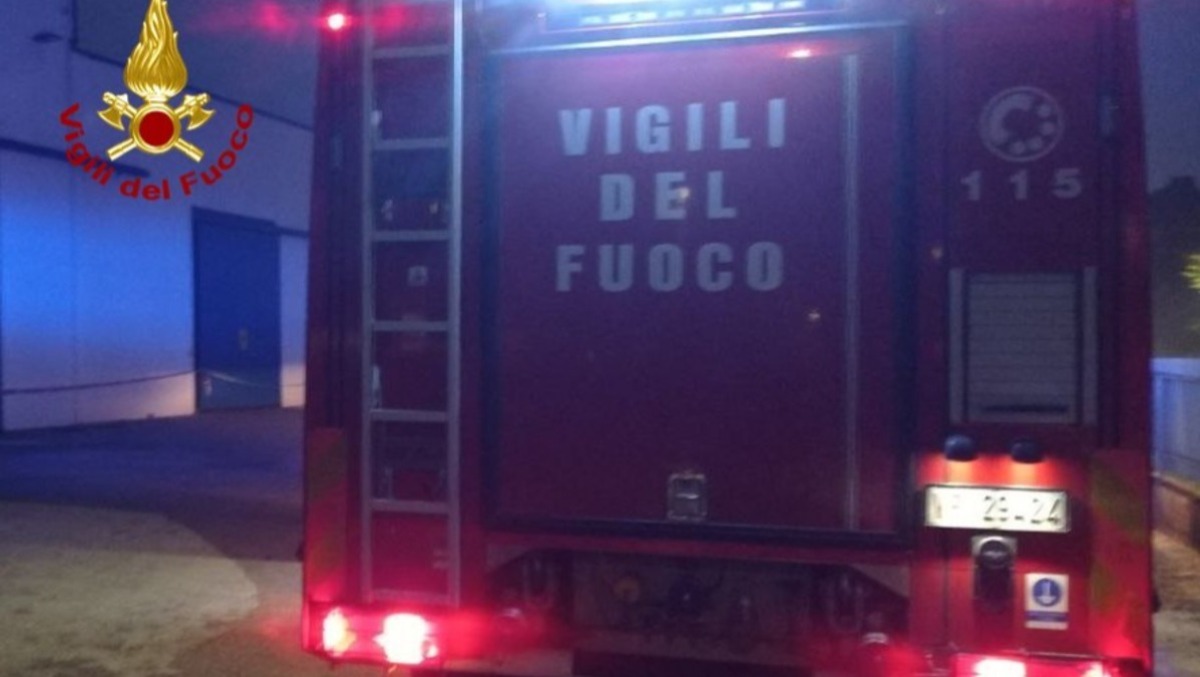 Prata di Pordenone, incendio notturno in una ditta della plastica: danni a impianti e copertura