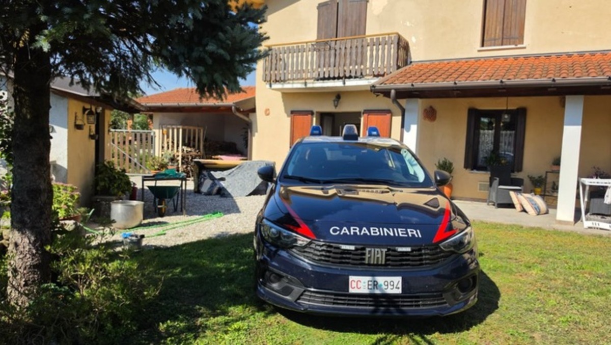 Esplosione in una casa di Racchiuso: giovane ustionato mentre sistema il camino