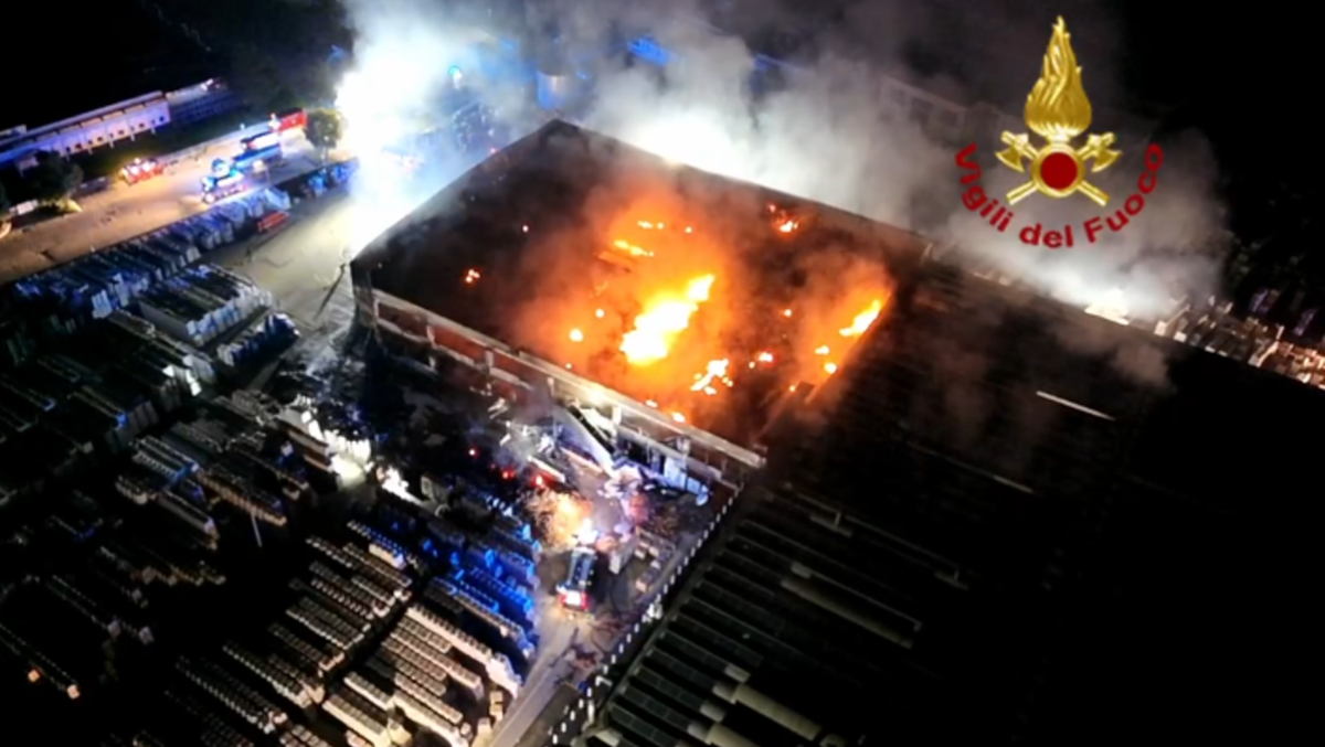 Incendio alla Nuova Deroma di Malo, notte di lavoro per i vigili del fuoco e controlli sull’aria in tutto il Vicentino - 