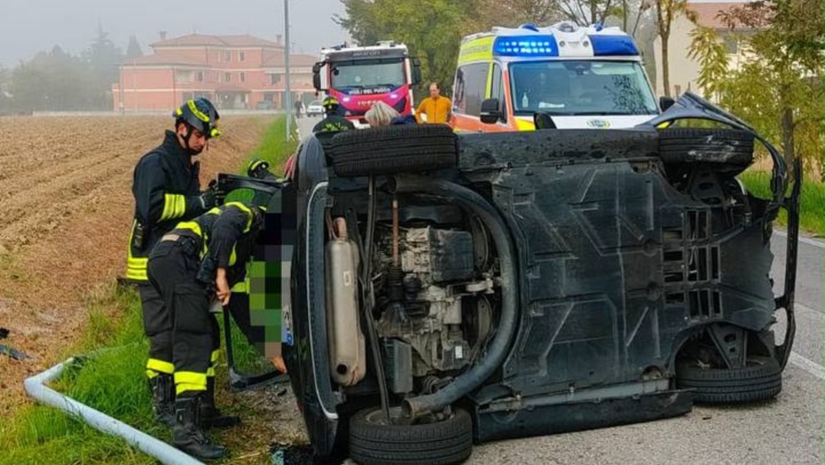 Breda di Piave, auto contro un lampione in via San Giacomo: strada in sicurezza e conducente assistito - 
