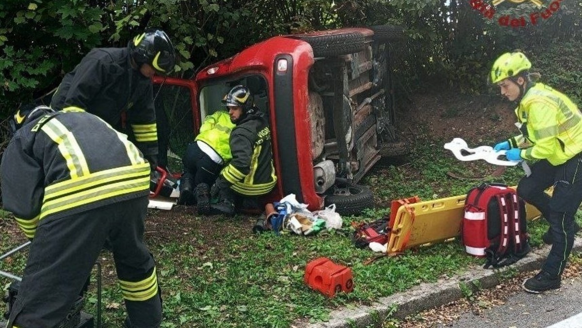 San Gregorio nelle Alpi, auto si rovescia lungo la SP12: conducente estratta e ricoverata - 