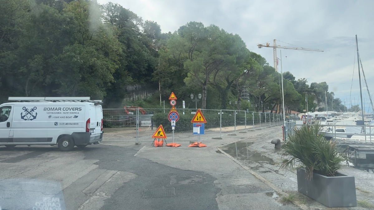Grignano, l’area sud del porticciolo torna al centro delle polemiche: nuove recinzioni e nodo pini - 