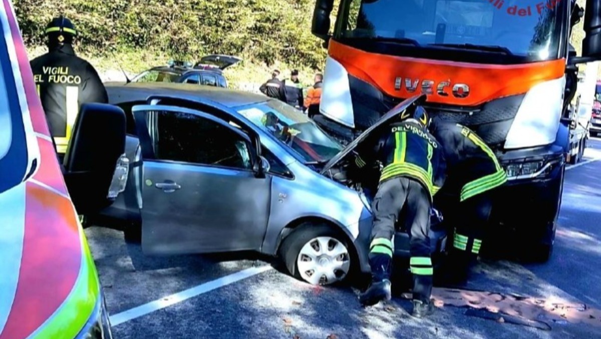Perarolo di Cadore, auto contro camion a Fontanelle: due feriti, uno estratto dall’abitacolo - 