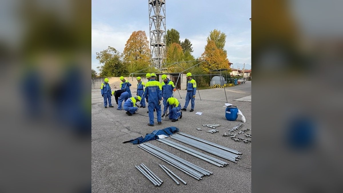 Fiume Veneto, prove pratiche per il campo d’emergenza: i volontari controllano tende e dotazioni - 