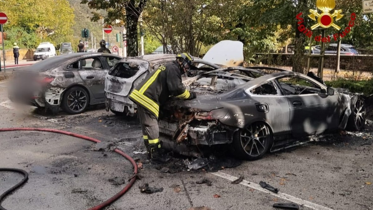 Incendio nel parcheggio dell’Obelisco: bruciano due auto, una terza viene salvata in tempo - 