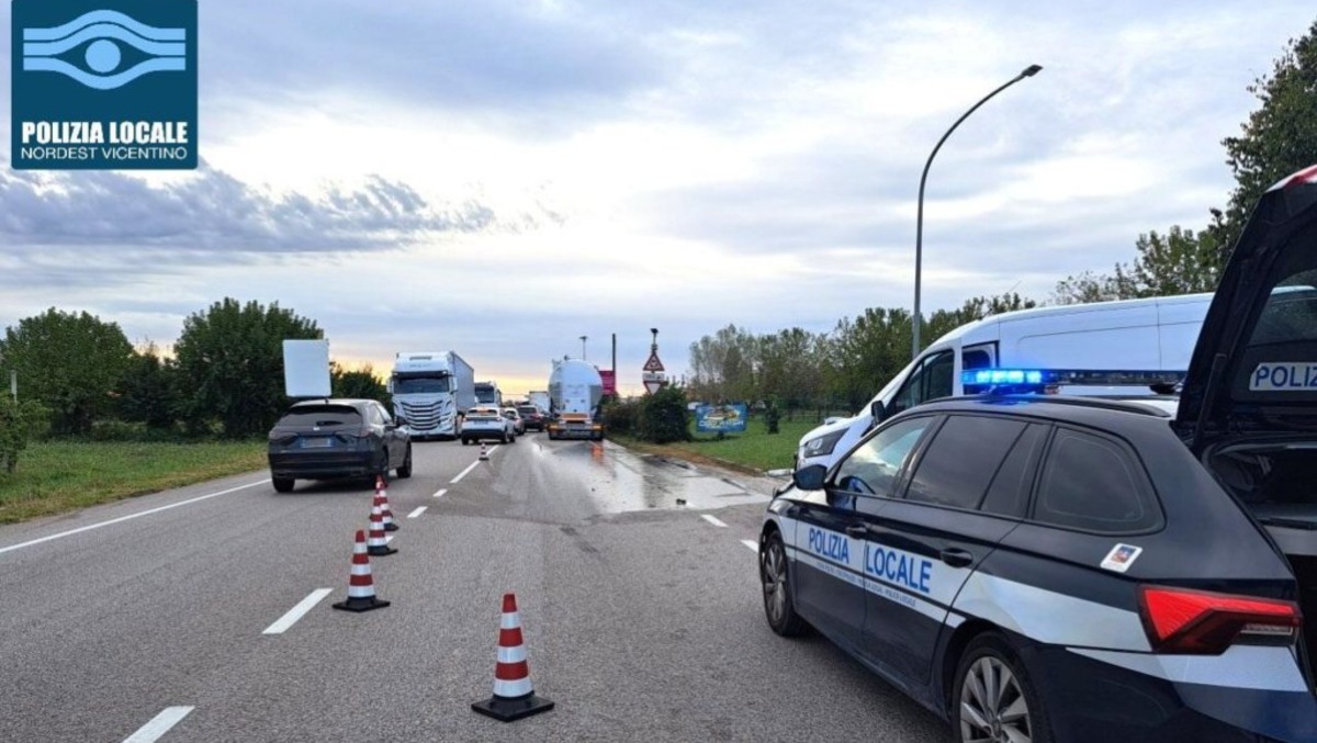 Thiene, perdita di gasolio dopo l'urto tra camion: corsia bloccata in via dell’Autostrada - La Polizia Locale sul posto