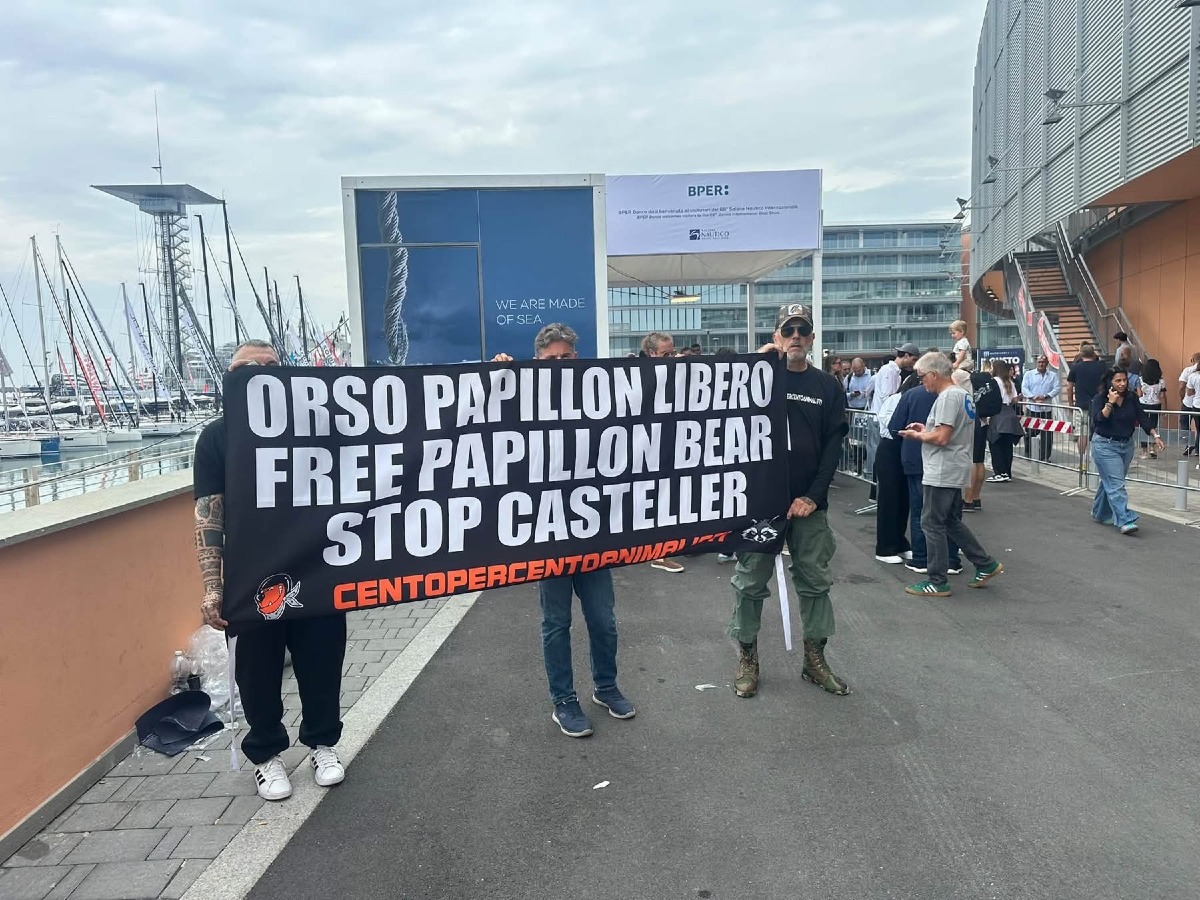 Protesta per l’orso Papillon al Salone Nautico di Genova: attivisti identificati