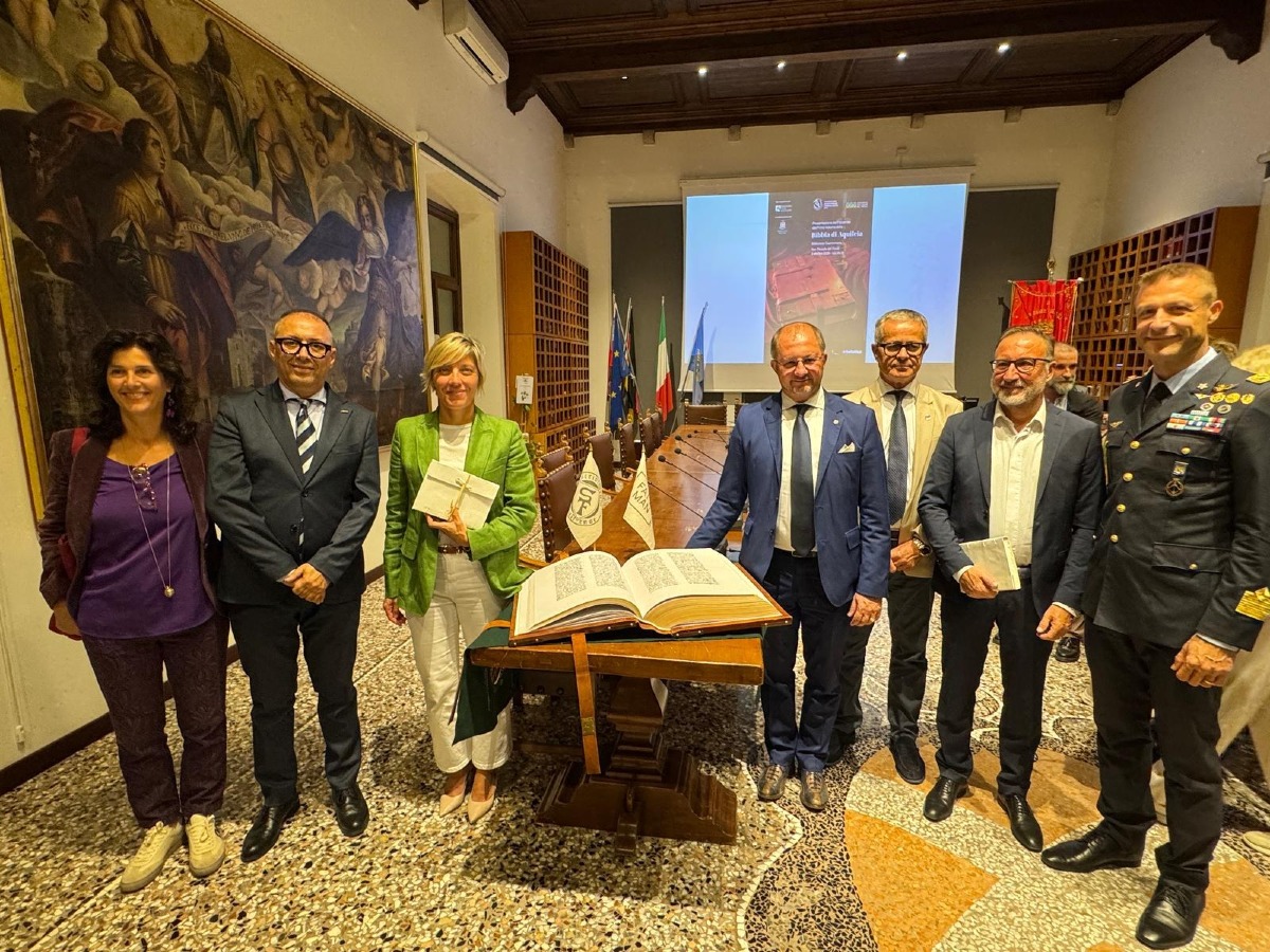 San Daniele del Friuli, sala piena alla Guarneriana per la Bibbia di Aquileia