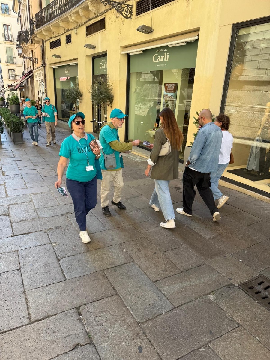 Vicenza, opuscoli informativi sulla droga distribuiti in centro dai volontari