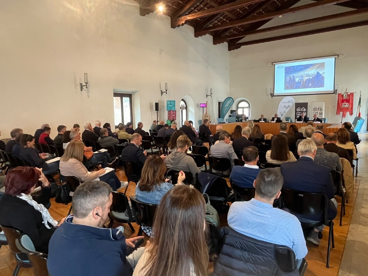 Venzone, Italia e Slovenia a confronto sul futuro della montagna con “Abitare il Confine”