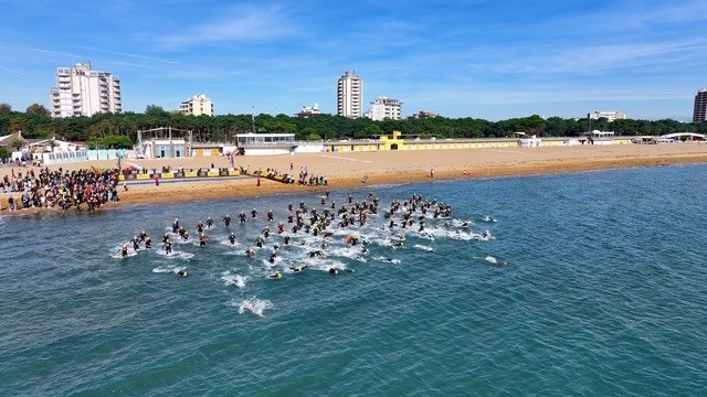 Lignano International Triathlon 2026, 824 iscritti e 14 nazioni nel weekend del 10 e 11