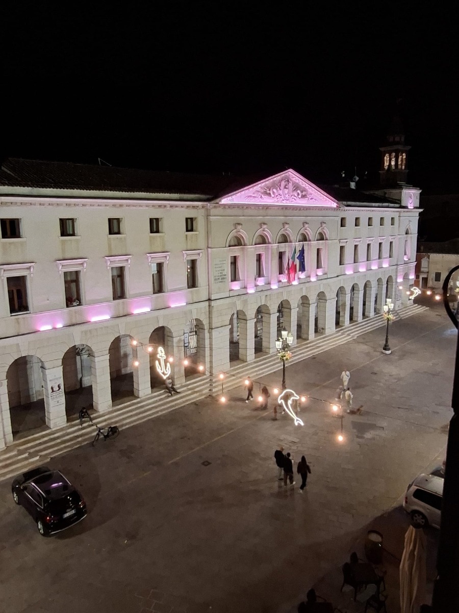 Monfalcone illumina il municipio di rosa per la campagna Nastro Rosa AIRC