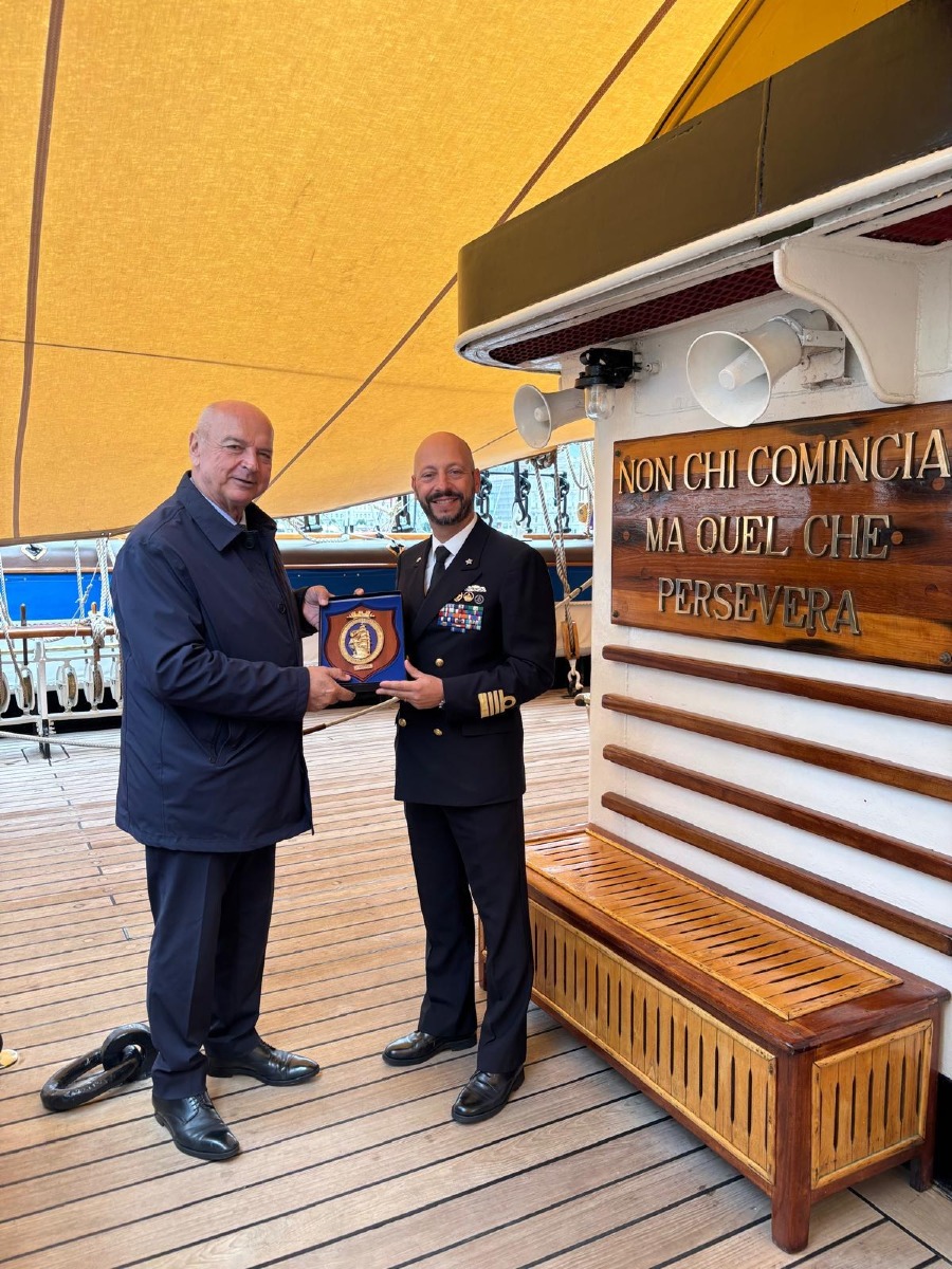 Trieste, incontro a bordo della Vespucci: il sindaco scambia i crest con il comandante