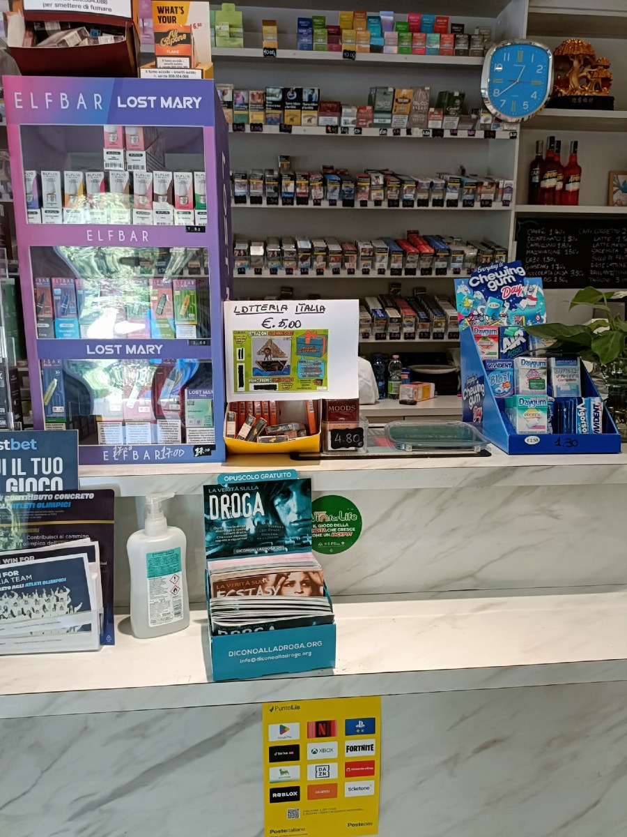 Strà, opuscoli contro la droga nei negozi: i volontari creano punti informativi