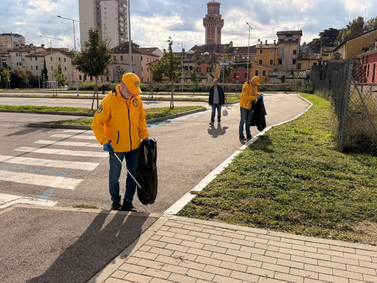 Vicenza, pulizia al Parco delle Madri Costituenti: raccolti rifiuti e un televisore