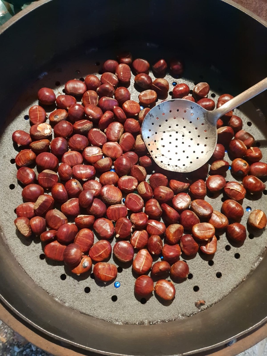 Udine, castagne calde in piazza Primo Maggio: orari e proposta autunnale al chiosco