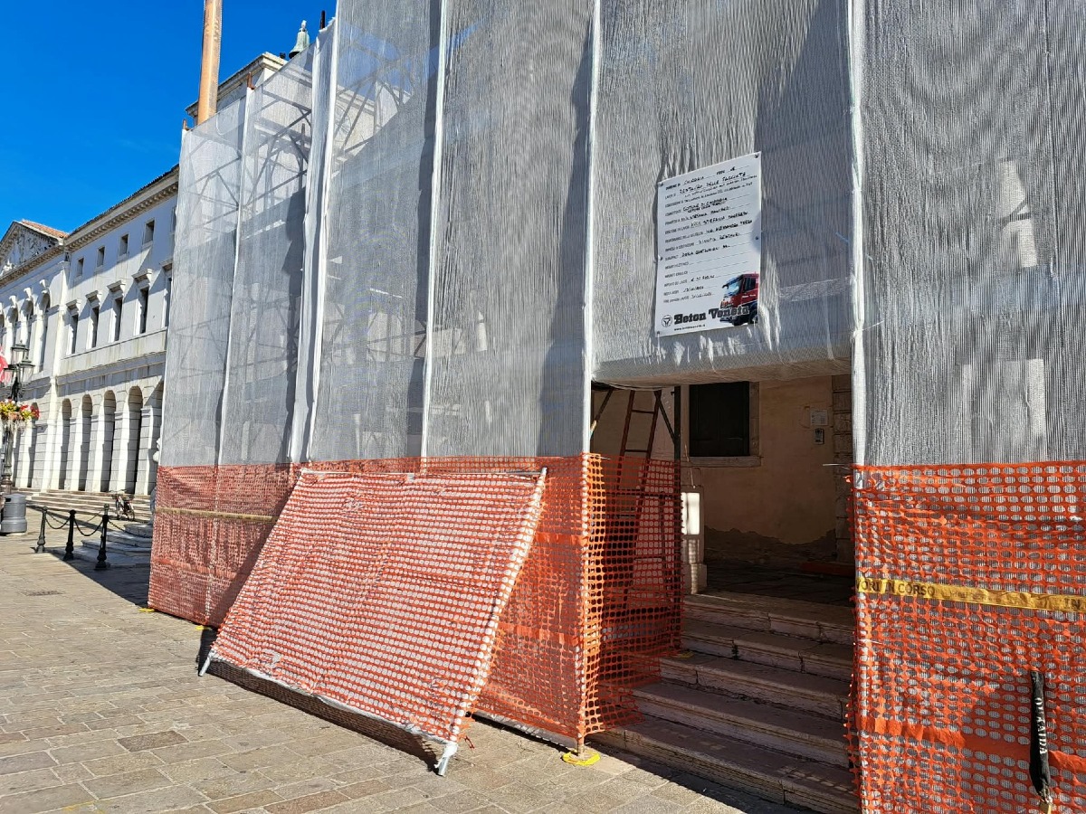 Chioggia, iniziato il restauro delle facciate della Loggia dei Bandi
