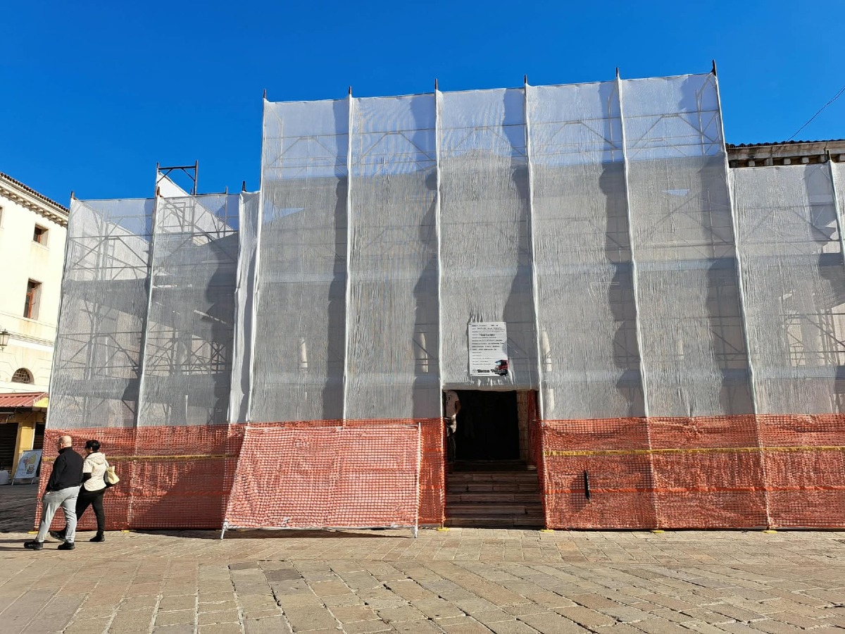 Chioggia, iniziato il restauro delle facciate della Loggia dei Bandi