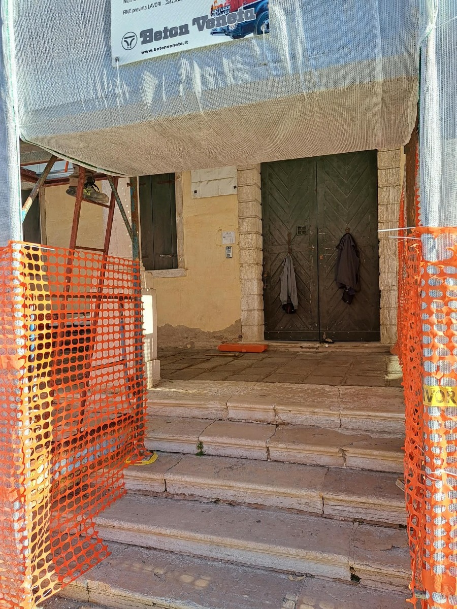 Chioggia, iniziato il restauro delle facciate della Loggia dei Bandi