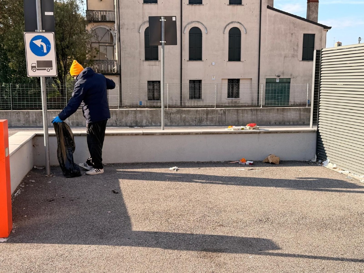 Padova, pulizia in via Fra’ Paolo Sarpi con volontari di tre comunità