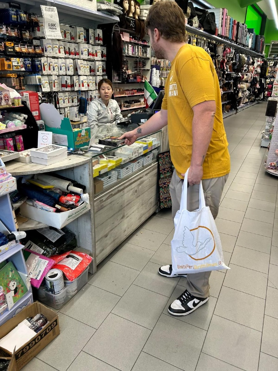 A Padova i giovani portano in strada i diritti umani con opuscoli informativi