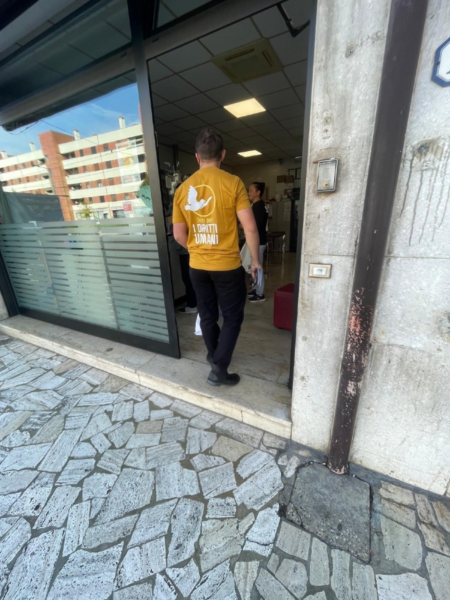A Padova i giovani portano in strada i diritti umani con opuscoli informativi