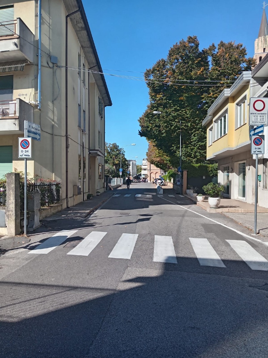 Via Petrarca diventa Zona 30 per rendere più sicura l’area delle scuole Marco Polo
