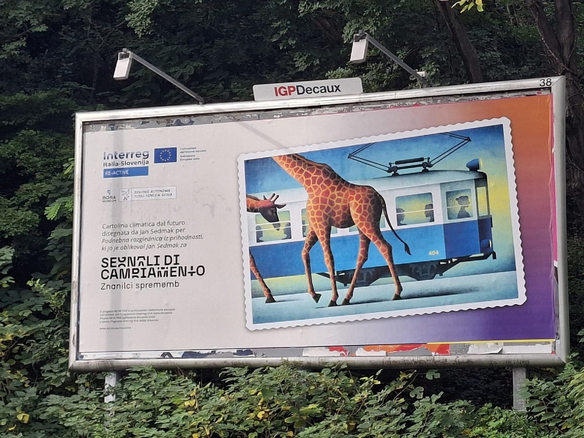 Una giraffa accanto al tram: il clima del futuro arriva sui manifesti