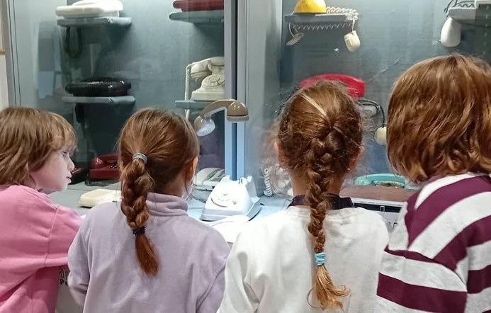 Trieste, gli alunni della Marco Polo in visita al Museo postale di Poste Italiane