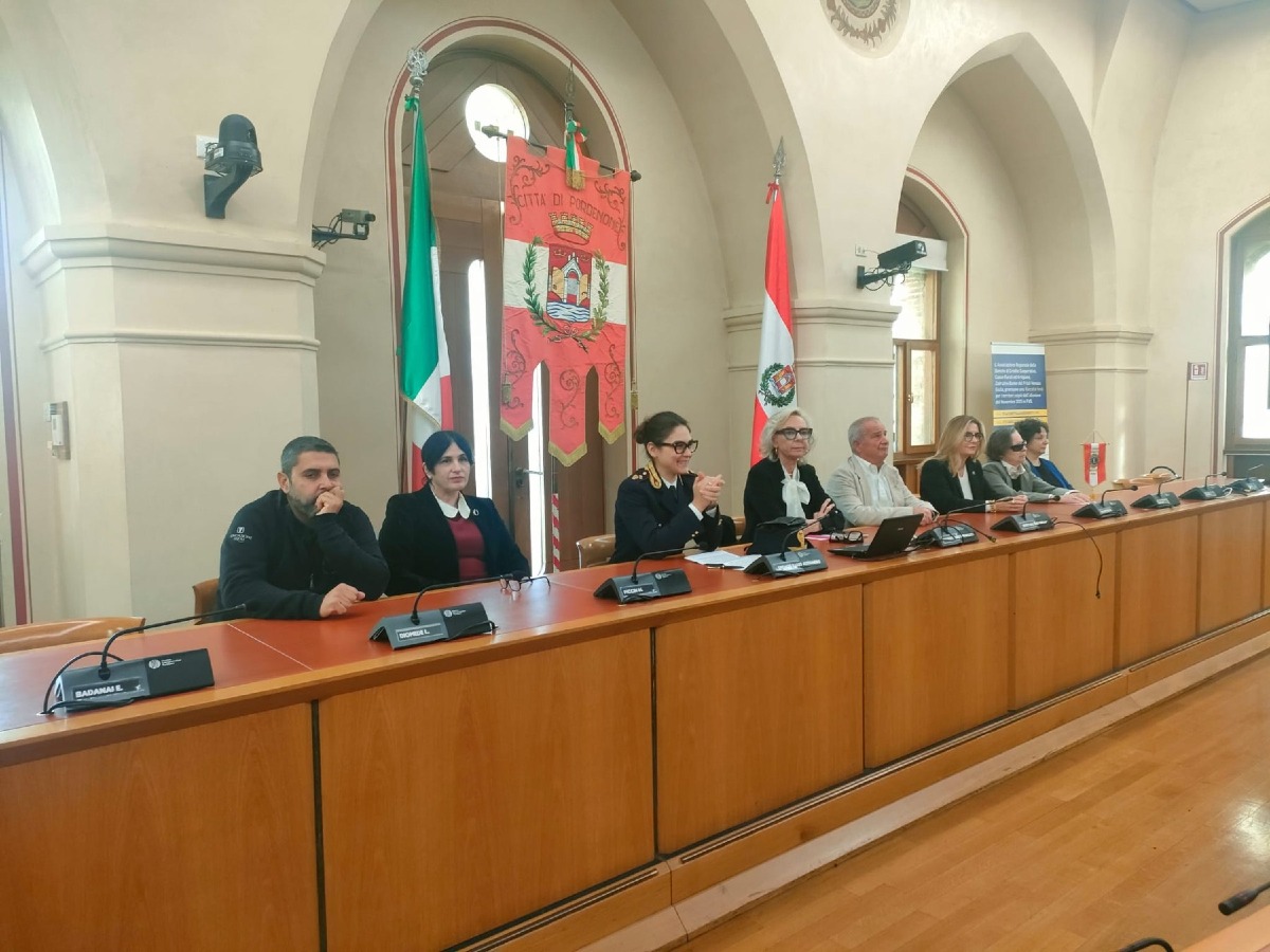 Pordenone, consegnati due cani guida: Kim e Hope per Alessandra e Marialaura