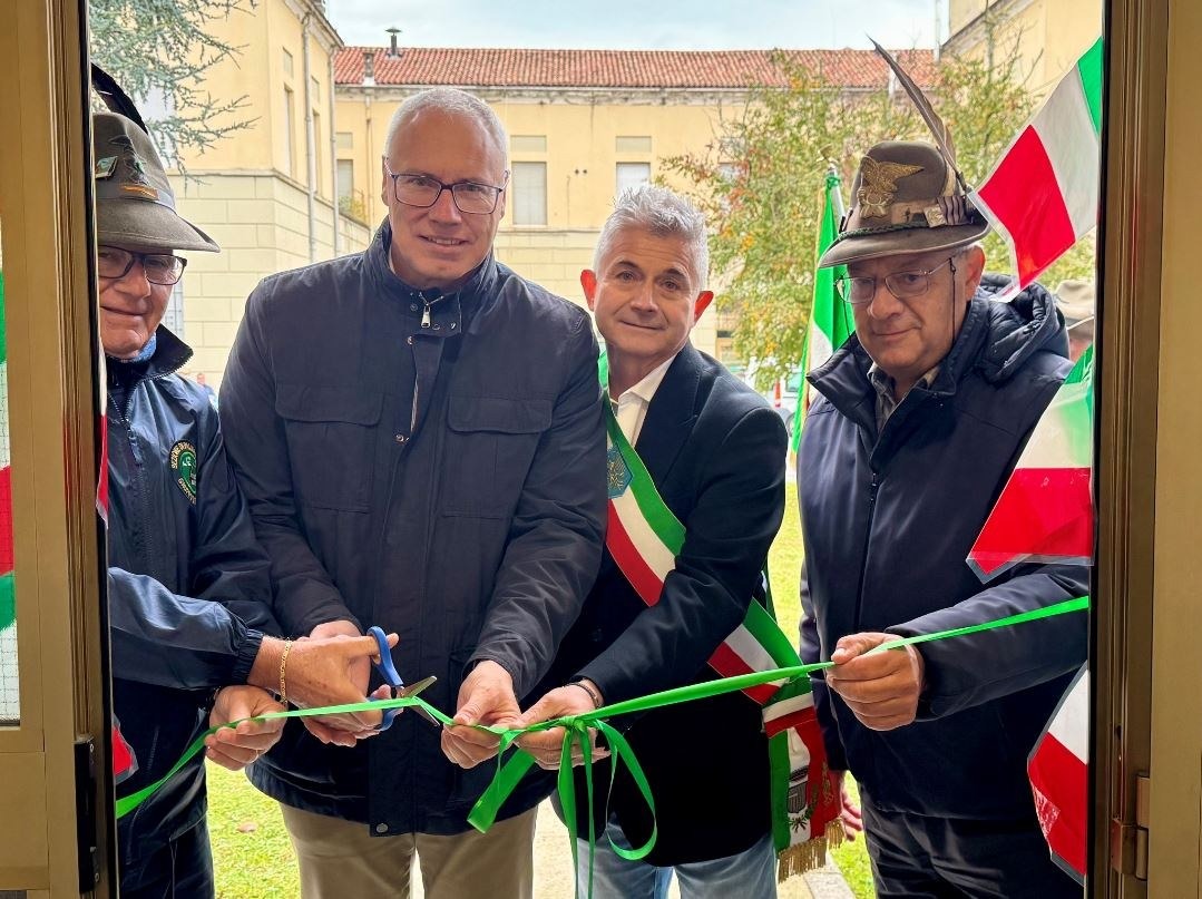 Torviscosa, gli Alpini inaugurano la nuova sede e un monumento alla memoria