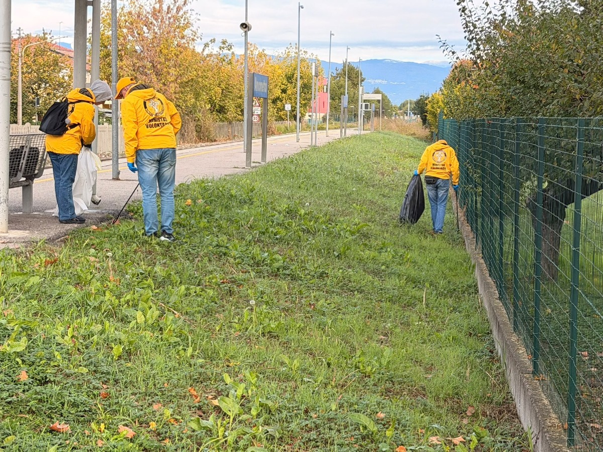 Vicenza, raccolta rifiuti in Viale Anconetta durante la Domenica Ecologica